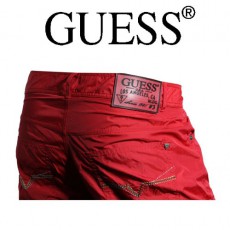 GUESS – SHORT DE BAIN EFFET JEANS LONG ROUGE